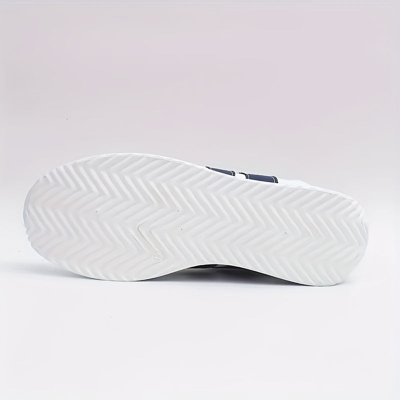 White low-top trainers with navy stripes, round toe and lace-up fastening